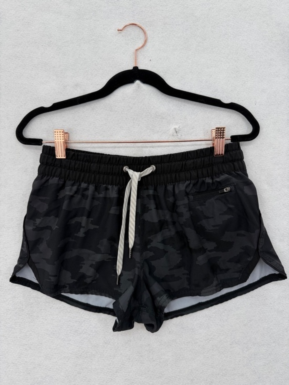 Vuori Clementine Women’s Short Black Watercolor Camo Size Small